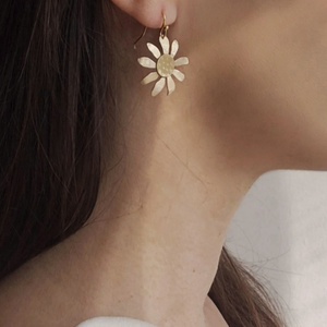 Tavaszi virágok sárgaréz fülbevaló - ékszer - fülbevaló - lógó fülbevaló - Meska.hu