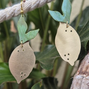 Citrom fülbevaló sárgarézből , Ékszer, Fülbevaló, Fülékszer, Ékszerkészítés, Sárgarézből készült fülbevaló, orvosi fém bedugóval. A fémre érzékenyek is hordhatják. 
A termék mé..., MESKA