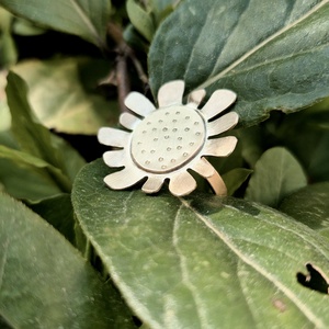 Tavaszi virág, margaréta sárgaréz gyűrű , Ékszer, Gyűrű, Figurális gyűrű, Ékszerkészítés, Sárgarézből készült tavaszi virág gyűrű. Forasztott, csiszolt felület. 
A gyűrű nyitott, minimálisa..., MESKA