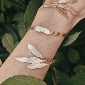 Tavaszi levelek sárgaréz karkötő, virágos karkötő  - Meska.hu