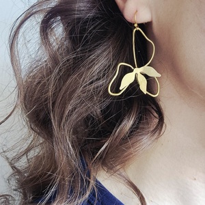 Virág fülbevaló sárgarézből, Tavaszi virág fülbevaló  - ékszer - fülbevaló - lógó fülbevaló - Meska.hu