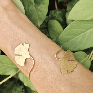 Ginkgo biloba levelek sárgaréz karkötő, virágos karkötő  - ékszer - karkötő - széles karkötő - Meska.hu