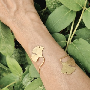 Ginkgo biloba levelek sárgaréz karkötő, virágos karkötő  - ékszer - karkötő - széles karkötő - Meska.hu
