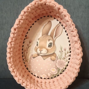 Nyuszi mintás , tojás alakú horgolt  kosár Húsvétra , Otthon & Életmód, Tárolás & Rendszerezés, Tárolókosár, Horgolás, Nyuszi mintás faalapra pólófonalból horgolt kosár.
Mérete: 17 cmx 14 cm, magassága 5 cm.
A fonal új..., MESKA