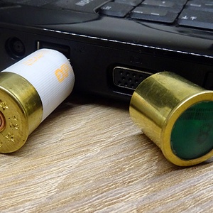 Egyedi ajándékcsomag fegyverkedvelőknek (kulcstartó, éjjeli fény és pendrive) - játék & sport - sport és kikapcsolódás - vadászat - Meska.hu