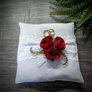 Fehér gyűrűpárna vörös élethű rózsákkal - Meska.hu