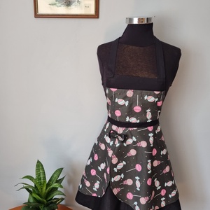 Fekete alapon cukorkás,loknis kötény - Meska.hu