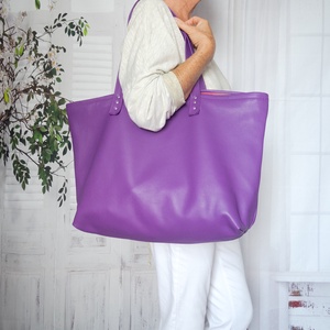 Lila valódi borjúbőr shopper táska � Elegáns női bőrtáska szegecselt pánttal - táska & tok - kézitáska & válltáska - nagy pakolós táska - Meska.hu