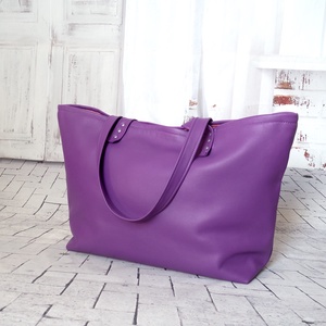 Lila valódi borjúbőr shopper táska � Elegáns női bőrtáska szegecselt pánttal - táska & tok - kézitáska & válltáska - nagy pakolós táska - Meska.hu
