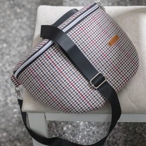 Őszi hangulatú, kocka mintás testtáska - táska & tok - variálható táska - Meska.hu