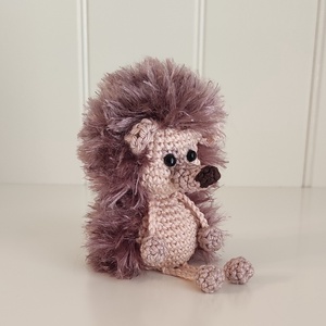 RENDELHETŐ!  Késztermék! Amigurumi ujjbáb - Guszti a kis süni - játék & sport - bábok - ujjbáb - Meska.hu