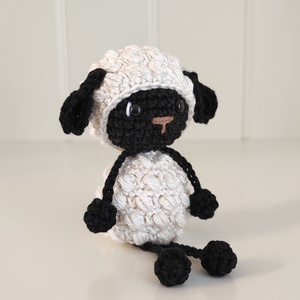 KÉSZLETEN!  Késztermék! Amigurumi ujjbáb - Fekete bárány - játék & sport - bábok - ujjbáb - Meska.hu