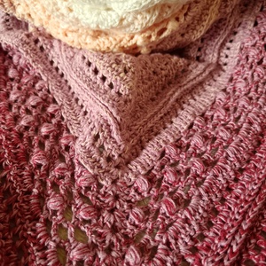 Horgolt vállkendő Mályva  - ruha & divat - sál, sapka, kendő - kendő - Meska.hu