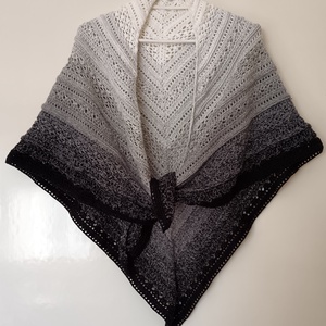 Horgolt vállkendő Black and White  - ruha & divat - sál, sapka, kendő - vállkendő - Meska.hu