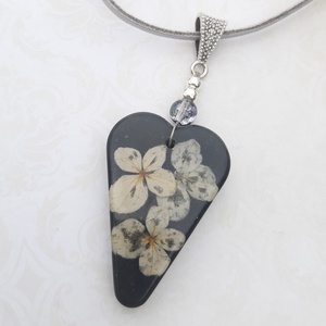 Hortenzia virág, fekete hátterű, szív formájú műgyanta medál, Ékszer, Nyaklánc, Medálos nyaklánc, Ékszerkészítés, MESKA