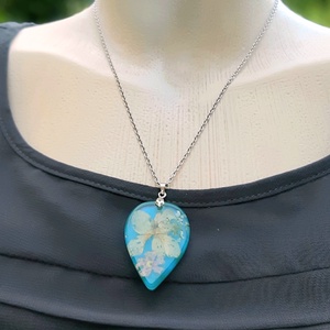 Türkiz gyantaékszer virágokkal - ékszer - nyaklánc - medálos nyaklánc - Meska.hu