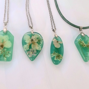 Türkiz gyantaékszer virágokkal - ékszer - nyaklánc - medálos nyaklánc - Meska.hu