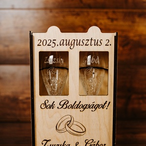 Esküvői Pezsgőspohár tartóval egyedi felirattal, Otthon & Életmód, Konyhafelszerelés, tálalás, Tálalás, Pohár, Famegmunkálás, Gravírozás, pirográfia, MESKA