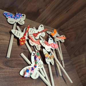 Pillangó-Hajgumi, ceruza -Nőnapi ajándék apróságoknak-oviba, bölcsibe, suliba - játék & sport - ovis felszerelés - egyéb ovis kiegészítő - Meska.hu