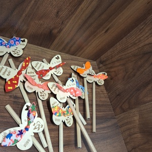 Pillangó-Hajgumi, ceruza -Nőnapi ajándék apróságoknak-oviba, bölcsibe, suliba - játék & sport - ovis felszerelés - egyéb ovis kiegészítő - Meska.hu