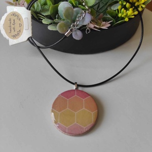Geometrikus méhsejt mintás medálos nyaklánc , Ékszer, Nyaklánc, Medálos nyaklánc, Decoupage, transzfer és szalvétatechnika, Ékszerkészítés, MESKA