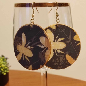 Aranyló méh motívumos fa fülbevaló, Ékszer, Fülbevaló, Lógós kerek fülbevaló, Decoupage, transzfer és szalvétatechnika, Ékszerkészítés, MESKA