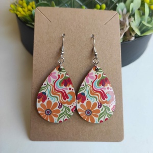 'Virágos Boho' – fa fülbevaló, színes virágmintás női ékszer, Ékszer, Fülbevaló, Lógó csepp fülbevaló, Decoupage, transzfer és szalvétatechnika, Ékszerkészítés, Színek, virágok és egy csipetnyi bohém hangulat – ez a Virágos Boho fülbevaló garantáltan nem marad..., MESKA