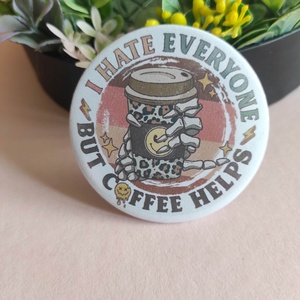 Kávés humoros kitűző 58 mm � I Hate Everyone But Coffee Helps - Meska.hu