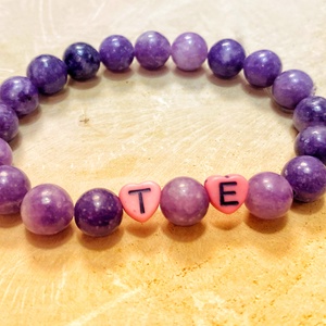 Személyre szabott lepidolit ásvány karkötő betűkkel - ékszer - karkötő - ásványkarkötő - Meska.hu