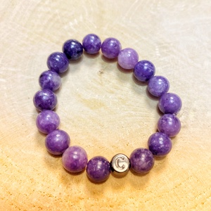 Személyre szabott lepidolit ásvány karkötő betűvel - ékszer - karkötő - ásványkarkötő - Meska.hu