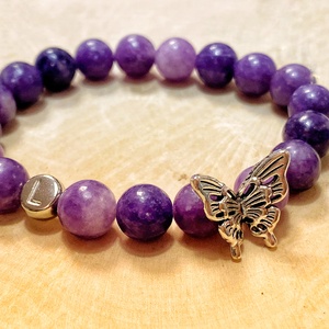 Személyre szabott lepidolit ásvány karkötő betűvel és lepkével, Ékszer, Karkötő, Ásványkarkötő, Ékszerkészítés, MESKA