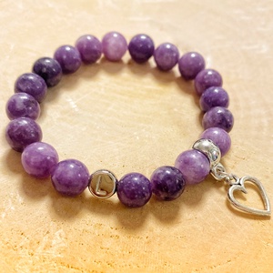 Személyre szabott lepidolit ásvány karkötő betűvel és szív medállal, Ékszer, Karkötő, Ásványkarkötő, Ékszerkészítés, MESKA