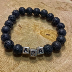 Személyre szabott lávakő ásvány karkötő ezüst-fekete színű betűkkel, Ékszer, Karkötő, Ásványkarkötő, Ékszerkészítés, MESKA