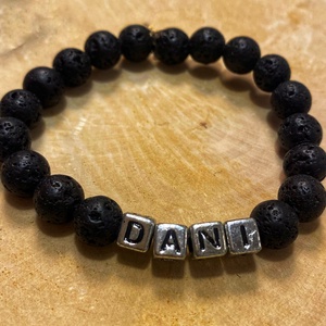 Személyre szabott lávakő ásvány karkötő ezüst-fekete színű betűkkel - ékszer - karkötő - ásványkarkötő - Meska.hu