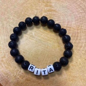 Személyre szabott lávakő ásvány karkötő fekete-fehér színű betűkkel, Ékszer, Karkötő, Ásványkarkötő, Ékszerkészítés, MESKA