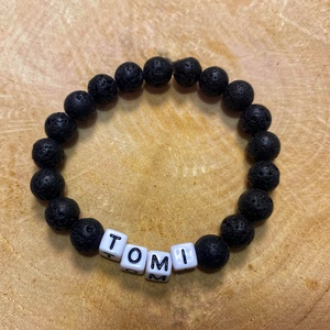 Személyre szabott lávakő ásvány karkötő fekete-fehér színű betűkkel - ékszer - karkötő - ásványkarkötő - Meska.hu