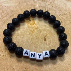 Személyre szabott lávakő ásvány karkötő fekete-fehér színű betűkkel - ékszer - karkötő - ásványkarkötő - Meska.hu