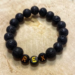 Személyre szabott lávakő ásvány karkötő fekete-arany színű betűkkel, Ékszer, Karkötő, Ásványkarkötő, Ékszerkészítés, MESKA