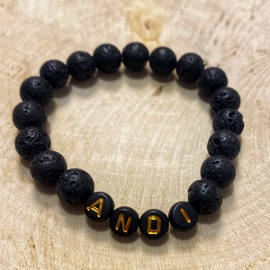 Személyre szabott lávakő ásvány karkötő fekete-arany színű betűkkel - ékszer - karkötő - ásványkarkötő - Meska.hu