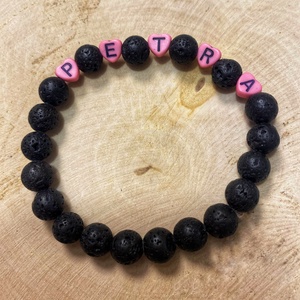 Személyre szabott lávakő ásvány karkötő fekete-rózsaszín betűkkel - Meska.hu