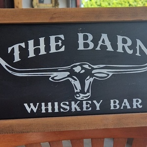 Egyedi, kézműves "The Barn" Whiskey Bar fatábla – Rusztikus fali dekoráció, Otthon & Életmód, Dekoráció, Fali és függő dekoráció, Falra akasztható dekor, , Varázsolj igazi, vidéki úriember klub hangulatot az otthonodba ezzel az egyedi, kézműves fali dekor..., MESKA
