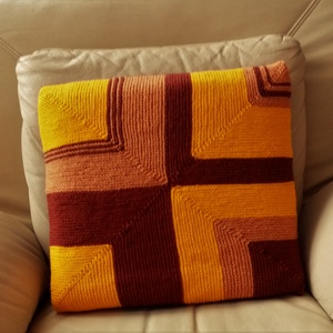 HÁROMSZÍNŰ GEOMETRIKUS DÍSZPÁRNAHUZAT - BARNA/DRAPP/SÁRGA, Otthon & Életmód, Lakástextil, Párna & Párnahuzat, Kötés, MESKA