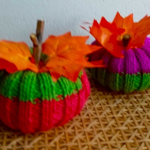 HALLOWEEN ASZTALI DEKORÁCIÓ - KÖTÖTT TÖKÖCSKÉK PÁRBAN - otthon & életmód - dekoráció - halloween - halloweeni dekoráció - Meska.hu