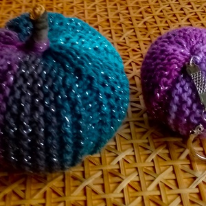 Halloween Asztali Dekoráció Kötött Tököcske és Tök Kulcstartó Szett - otthon & életmód - dekoráció - halloween - halloweeni dekoráció - Meska.hu