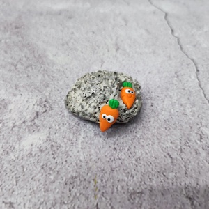 Nyuszi, nyúl répa bedugós polymer clay fülbevaló/ nyuszi hátsó süthető gyurma füli, Ékszer, Fülbevaló, Pötty fülbevaló, Ékszerkészítés, Gyurma, Meska