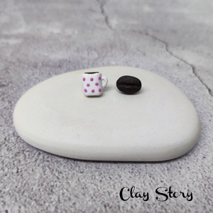 Egy jó kávé és egy jó könyv bedugós polymer clay fülbevaló/ kávés és könyv süthető gyurma füli - ékszer - fülbevaló - pötty fülbevaló - Meska.hu