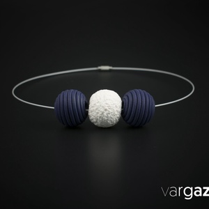 Tengerkék-fehér gyöngy nyaklánc süthető gyurmából - ékszer - ékszerszett - Meska.hu