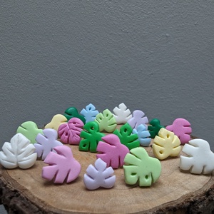 Cukorka színü trópusi levél bedugós polymer clay fülbevaló/ pasztell színű  monster leaf süthető gyurma füli - ékszer - fülbevaló - pötty fülbevaló - Meska.hu