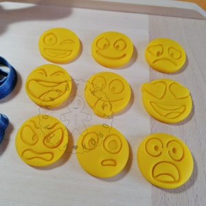 Smile Emoji 9 db - falatka méretű süteménykiszúró forma, sütipecsét. Sütikiszúró. Linzer, mézeskalács, keksz kiszúró - otthon & lakás - konyhafelszerelés, tálalás - sütés, főzés - sütikiszúró - Meska.hu
