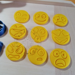 Smile Emoji 9 db - falatka méretű süteménykiszúró forma, sütipecsét. Sütikiszúró. Linzer, mézeskalács, keksz kiszúró - otthon & életmód - konyhafelszerelés, tálalás - sütés, főzés - sütikiszúró - Meska.hu